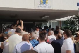 Ponovo guranje ispred Opštine Budva