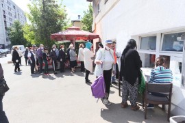 Korona prazni lonce s besplatnom hranom
