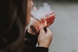 Španska pokrajina zabranjuje pušenje zbog virusa korona