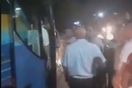 Građani u Velikoj Kladuši pregledaju autobuse i izbacuju migrante