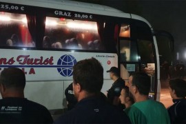 Policija i građani zaustavljaju i pregledavaju autobuse kod Velike ...