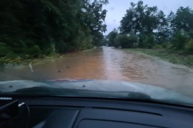 Bujica sa Papuka u autu zarobila porodicu, GSS spasavao