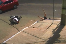 Djevojku na motoru udario auto, pri padu upala u šaht