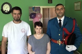 Počasna jedinica MUP-a RS uručila pomoć porodici Kokoruš