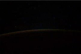 Misteriozni snimak kosmonauta: Pet nepoznatih objekata izlazi iz mraka