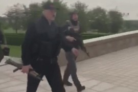 Lukašenko sa automatskom puškom ispred rezidencije