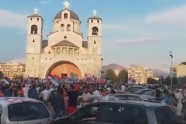 Služen moleban za spas svetinja, veliki broj vjernika ispred hrama