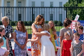 Melanija Tramp otvorila izložbu posvećenu pravu glasa žena