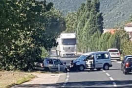 Težak sudar kedija i renoa, tri osobe povrijeđene