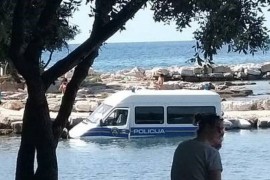 Policijski kombi završio u moru