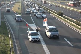 "Ne damo svetinje": Protestna kolona automobila prolazi kroz Beograd