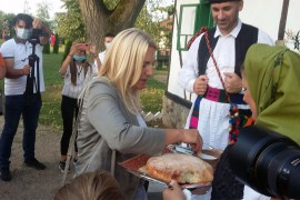 Cvijanovićeva u posjeti semberskom etno domaćinstvu