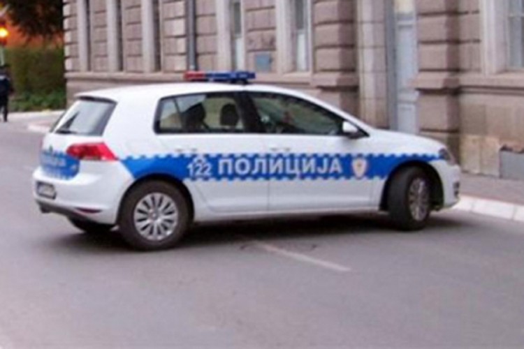 Težak sudar kamiona i dva auta, jedna osoba povrijeđena