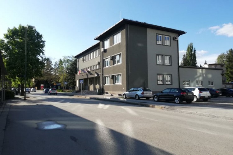Muškarac tražio cigaretu, pa napao bračni par