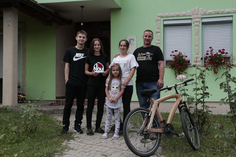 Hambašići se bave starim zanatom: Drvorezbarstvo je pjesma u drvetu