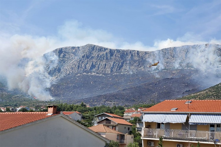Veliki požar iznad Kaštela, vatra prijeti kućama
