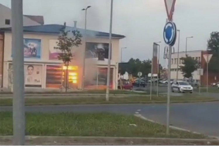 Požar u parfimeriji u Novom Sadu, bačen molotovljev koktel?