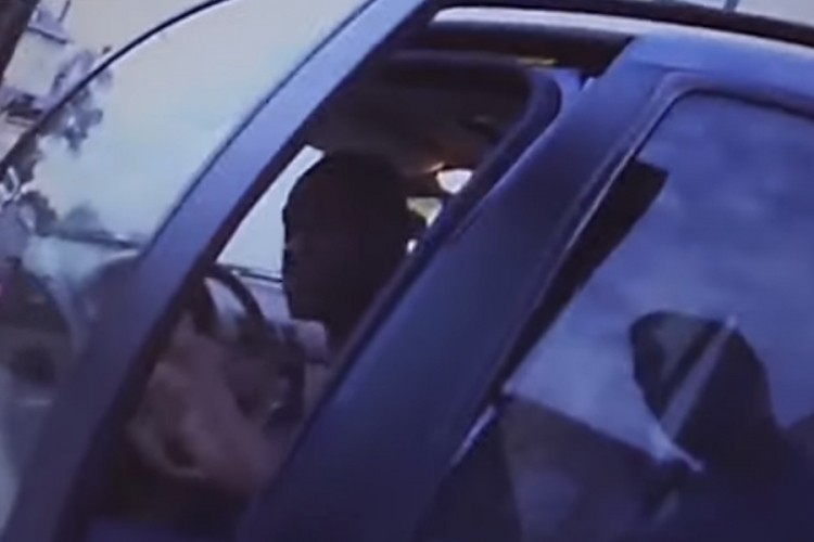 Novi snimci hapšenja Flojda - policajci uperili pištolj u njega