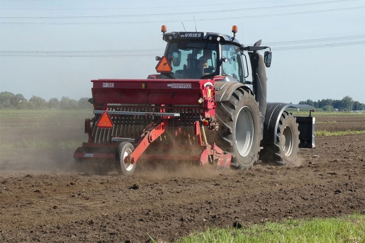 Traktor na putu zakačio kosti
