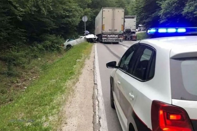 Nesreća kod Prozora: S kamiona se otkačila šlepa i udarila u automobil