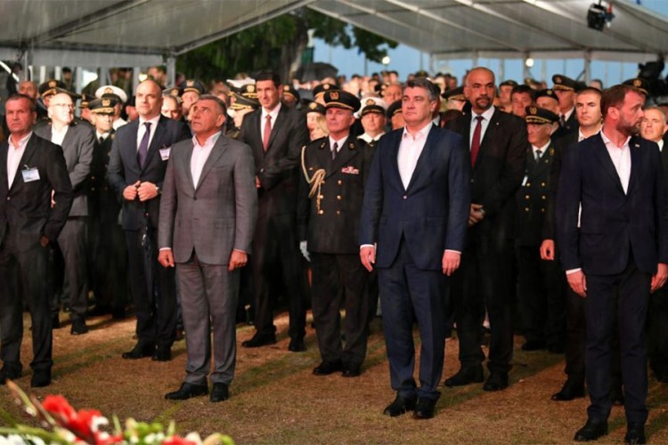 Milanović na Kninskoj tvrđavi uručio odlikovanja generalima