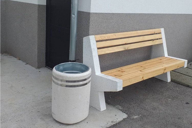 Postavljene klupe ispred ambulanti u Banjaluci