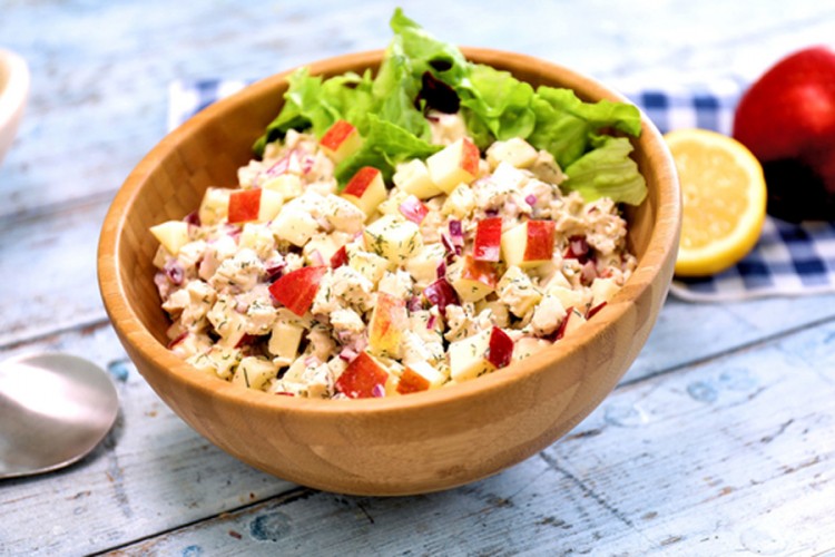 Salata od piletine i jabuka
