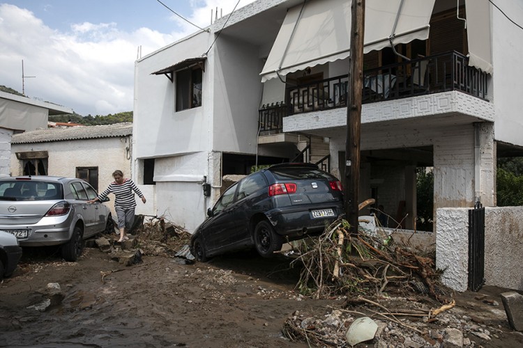 Pet žrtava u oluji na Eviji, jedna žena spasena