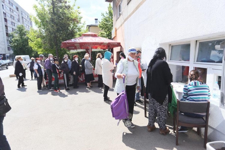 Korona prazni lonce s besplatnom hranom