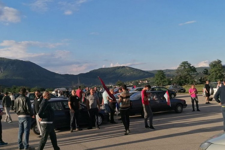 Postupak protiv 319 osoba zbog litija i 71 zbog isticanja zastave Srbije