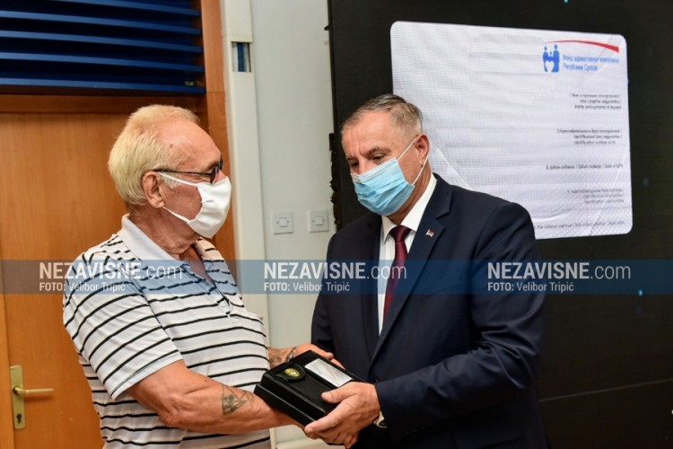 Uručena elektronska kartica porodici koja je donirala organe stradalog sina
