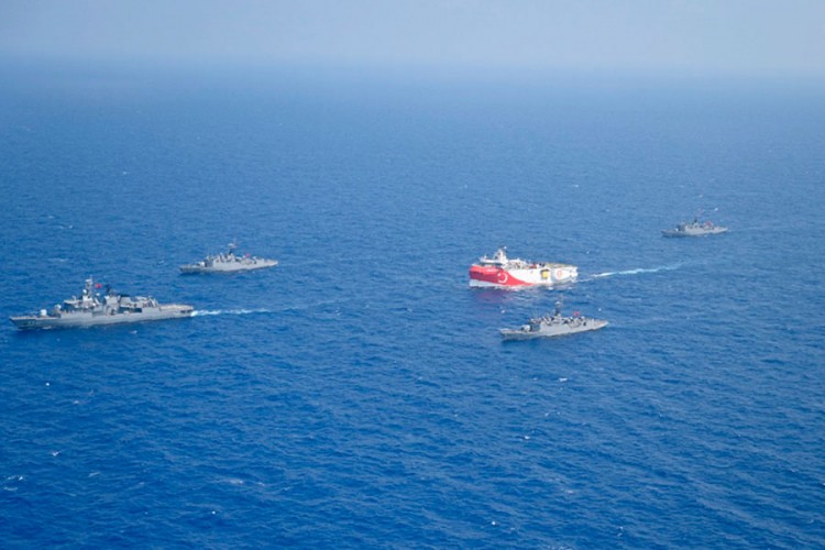 Turski brod počeo istraživanja u Mediteranu, Makron upozorava