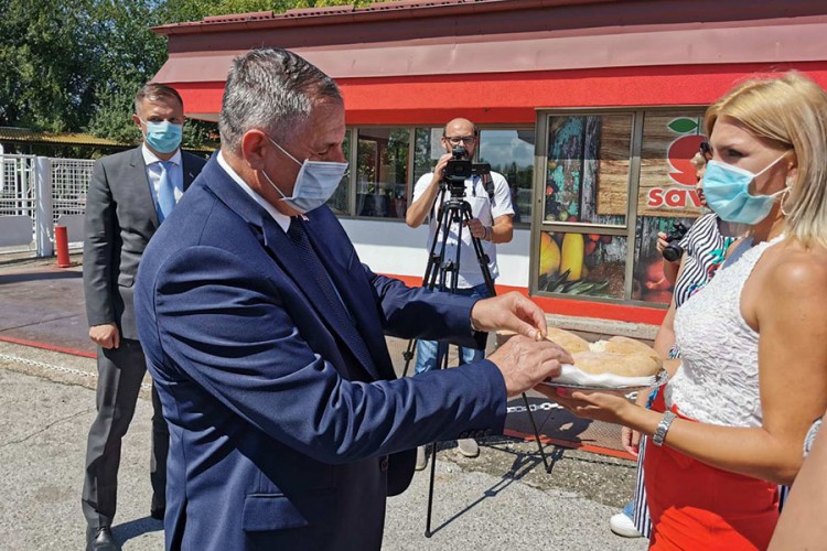 Višković: Zašto kupovati strano a imamo ovako finu zemlju, radan narod