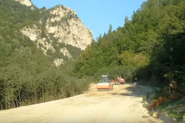 Kfor zaustavio radove na putu kod Visokih Dečana