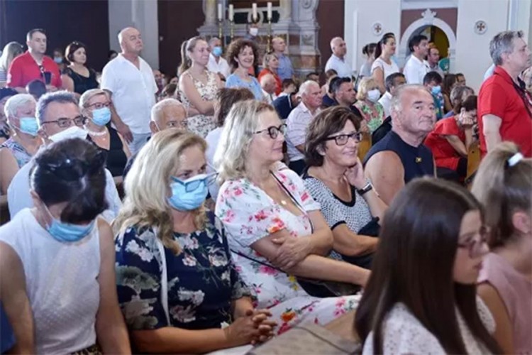 U Dalmaciji mnogo zaraženih, u Sinju prepuna crkva