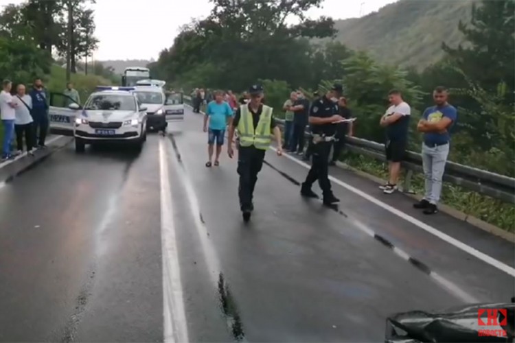 Povrijeđeno osam osoba u sudaru na putu Kraljevo-Raška