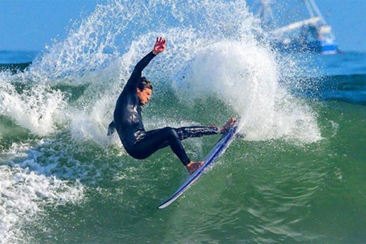 Surfer spasio ženi život udarajući veliku bijelu ajkulu