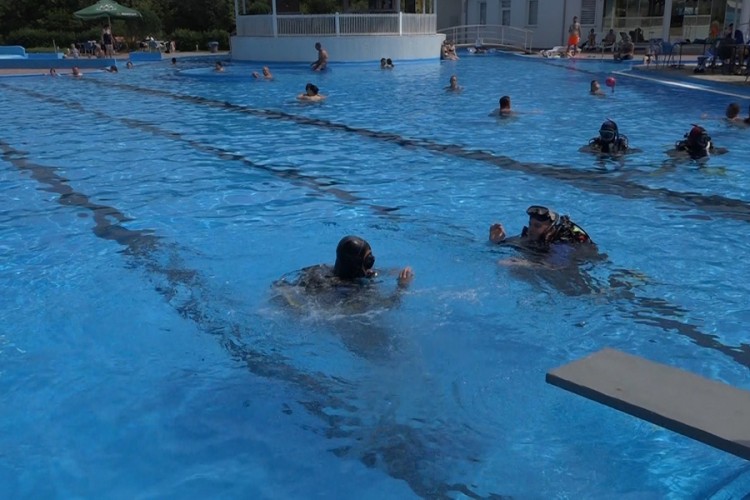 Petorica ronilaca obučeni za spasioce