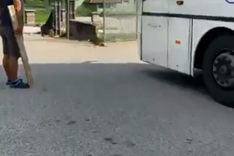 Autobus udario u auto, vozač letvom polupao prozore