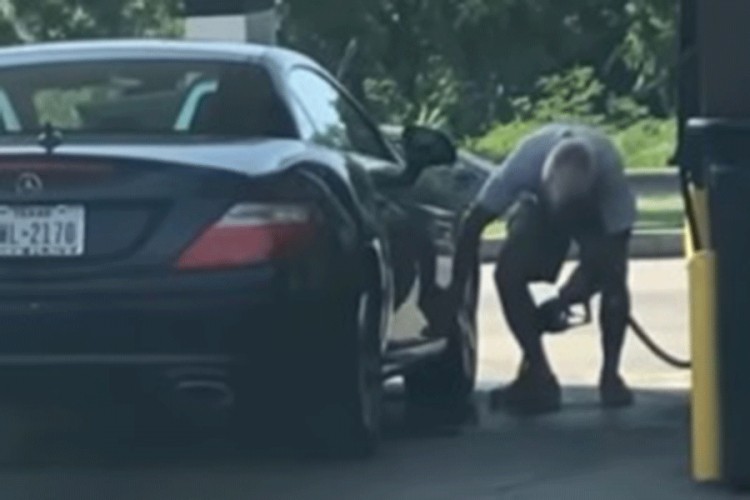 Teksašanin benzinom prao auto