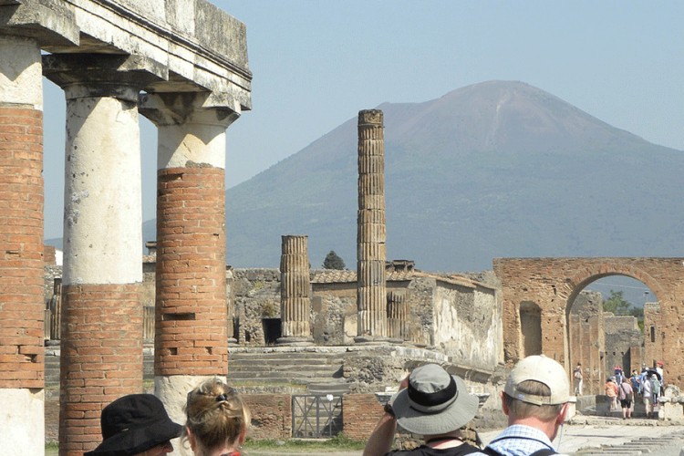 Turistkinji zbog selfija u Pompeji prijeti kazna od 3000 evra