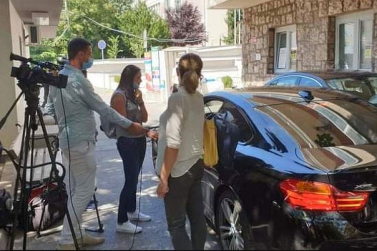 Kantonalni ministar novinarima dao izjavu iz automobila