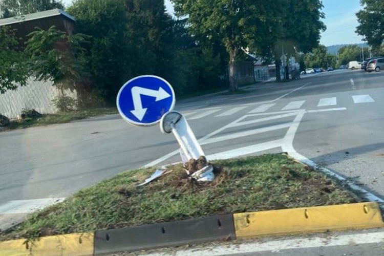 Polomljen znak na kružnom toku u banjalučkom naselju Rosulje