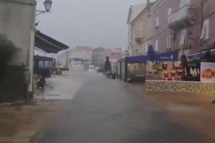 Nevrijeme ponovo zahvatilo dijelove Hrvatske, pijavice i poplavljene ulice