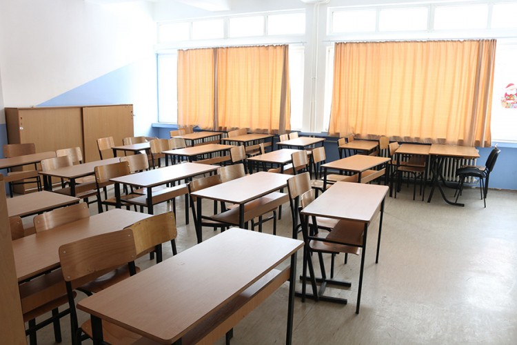 U KS samo najmlađi u školi, u većini kantona svi u klupama