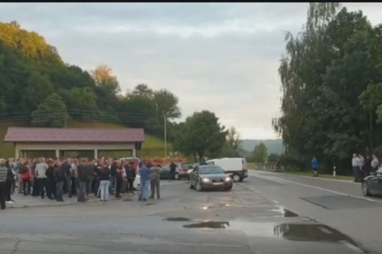 Mještani kod Velike Kladuše ponovo na ulici, čekaju autobuse sa migrantima
