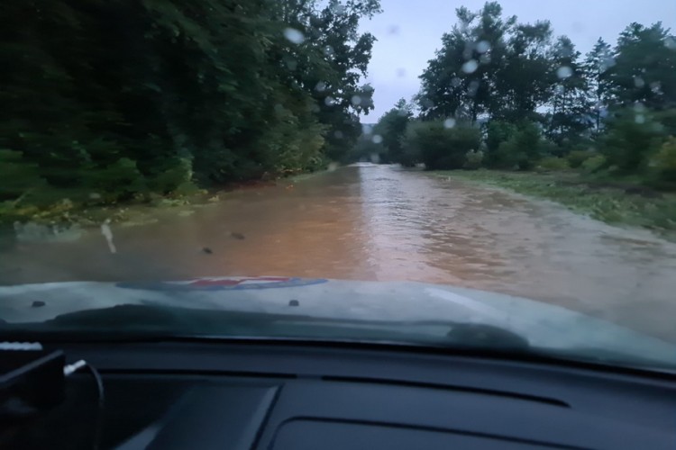 Bujica sa Papuka u autu zarobila porodicu, GSS spasavao