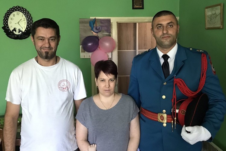 Počasna jedinica MUP-a RS uručila pomoć porodici Kokoruš