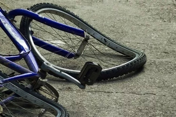 Ženu na biciklu udario auto, teško povrijeđena