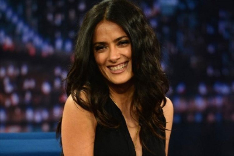Salma Hajek pozirala u kupaćem, pokazala da joj godine ne mogu ništa